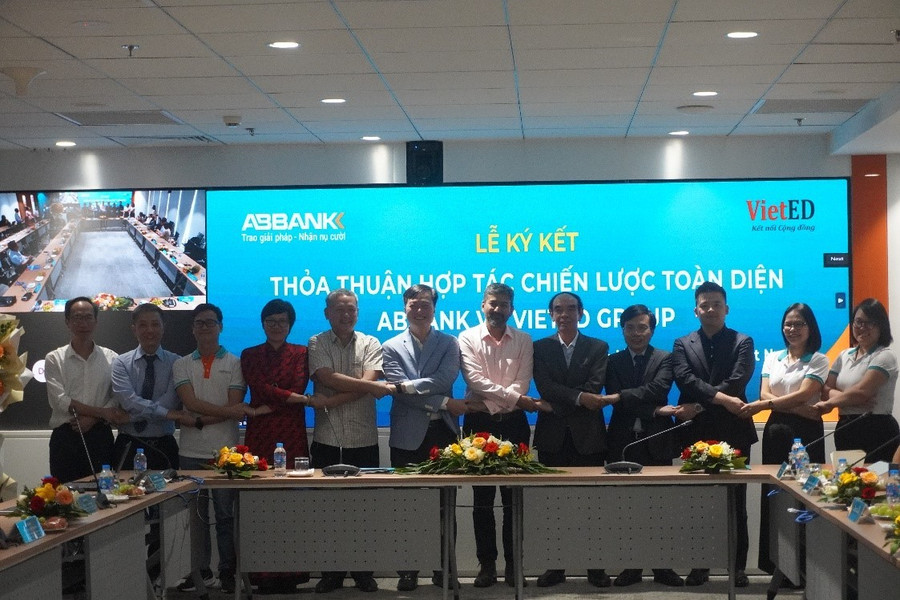 Đại diện hai bên, ông Phạm Duy Hiếu - TGĐ ABBANK và ông Raj Kumar - Giám đốc VietED Group thực hiện ký kết Thỏa thuận hợp tác với sự chứng kiến của các đại biểu. abbank-1.jpg