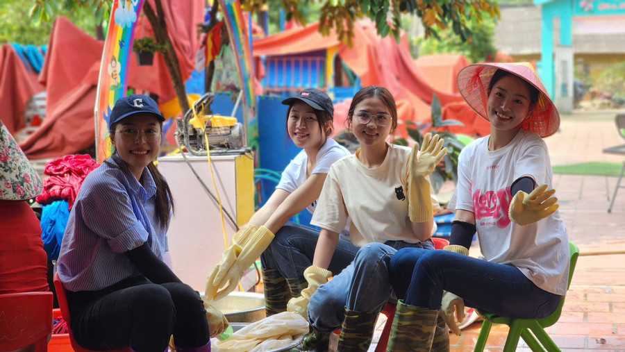 Nhiều Hoa, Á hậu trực tiếp đến Thái Nguyên dọn dẹp bùn đất, vệ sinh trường học, khắc phục hậu quả sau bão. img-9233.jpg