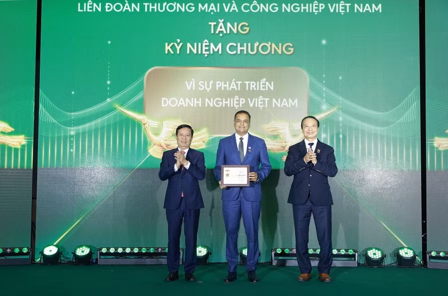 ong-binu-jacob-tong-giam-doc-nestle-viet-nam-dong-chu-tich-vbcsd-duoc-vbcsd-trao-ky-niem-chuong-ghi-nhan-dong-gop-tich-cuc-trong-hanh-trinh-15-nam-thuc-day-phat-trien-ben-vung-tai-viet-nam.jpg