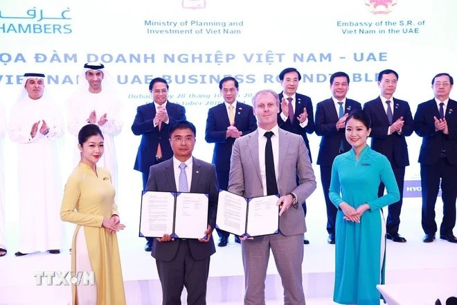 Thủ tướng Phạm Minh Chính chứng kiến Lễ trao các văn kiện hợp tác giữa doanh nghiệp hai nước. (Ảnh: Dương Giang/TTXVN) thu-tuong-03.jpg