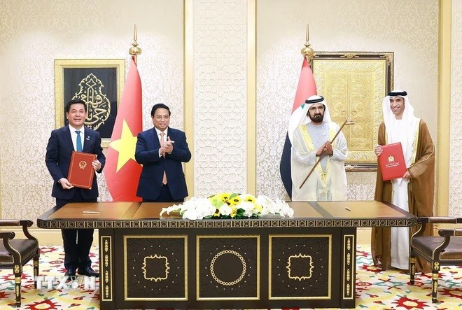 Thủ tướng Phạm Minh Chính và Phó Tổng thống, Thủ tướng UAE Sheikh Mohammed bin Rashid Al Maktoum chứng kiến ký kết Hiệp định Đối tác kinh tế toàn diện (CEPA) giữa Việt Nam và UAE. (Ảnh: Dương Giang/TTXVN) thu-tuong-02.jpg