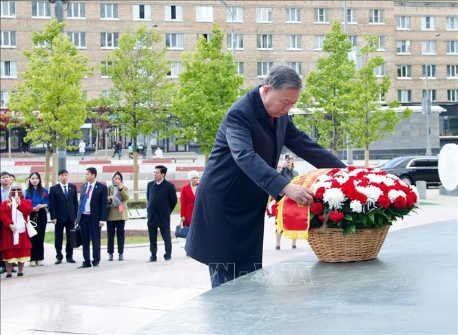 Tổng Bí thư Tô Lâm và Phu nhân cùng đoàn đại biểu cấp cao Việt Nam đến đặt hoa tại Tượng đài Chủ tịch Hồ Chí Minh ở thủ đô Moskva. Ảnh: TTXVN. Tổng Bí thư Tô Lâm và Phu nhân cùng đoàn đại biểu cấp cao Việt Nam đến đặt hoa tại Tượng đài Chủ tịch Hồ Chí Minh ở thủ đô Moskva. Ảnh: TTXVN.