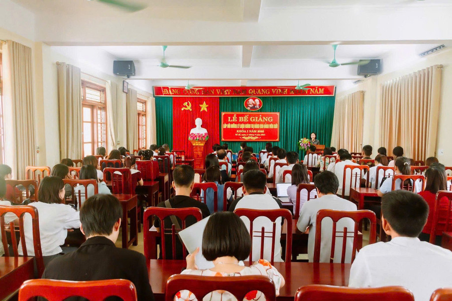 Học viên tham gia lớp bồi dưỡng lý luận chính trị dành cho đảng viên mới. co-le-3.jpg