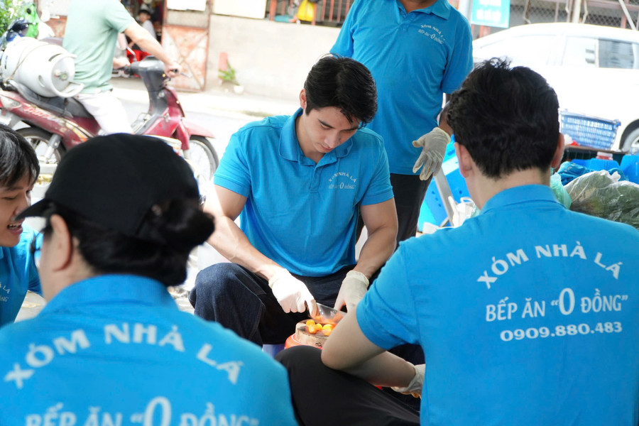 Nam vương Tuấn Ngọc xuống bếp, nấu hơn 500 phần ăn gửi tặng bệnh nhi. top-3-mrw-vietnam-ky-niem-1-nam-dang-quang-6.jpg