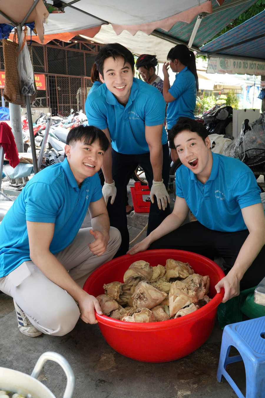 Nam vương Tuấn Ngọc, Á vương Minh Toại và Á vương Ta Bi đích thân xuống bếp, nấu hơn 500 phần ăn gửi tặng bệnh nhi. top-3-mrw-vietnam-ky-niem-1-nam-dang-quang-15.jpg