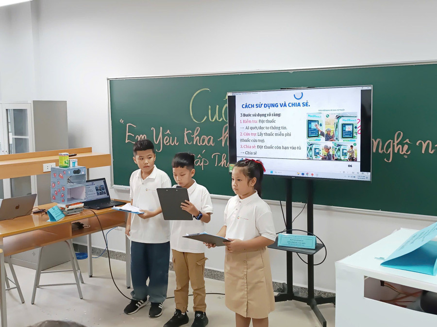 Các em nhỏ hào hứng tham gia cuộc thi “Em yêu khoa học – Tài năng công nghệ nhí”. tre4.jpg