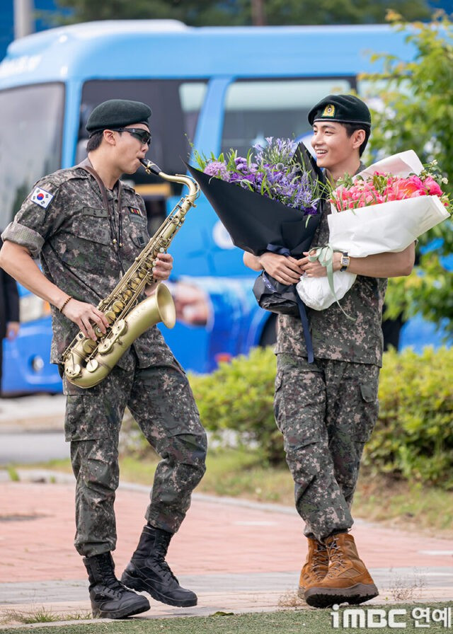 RM và V (BTS) chính thức xuất ngũ. bts-2.jpg