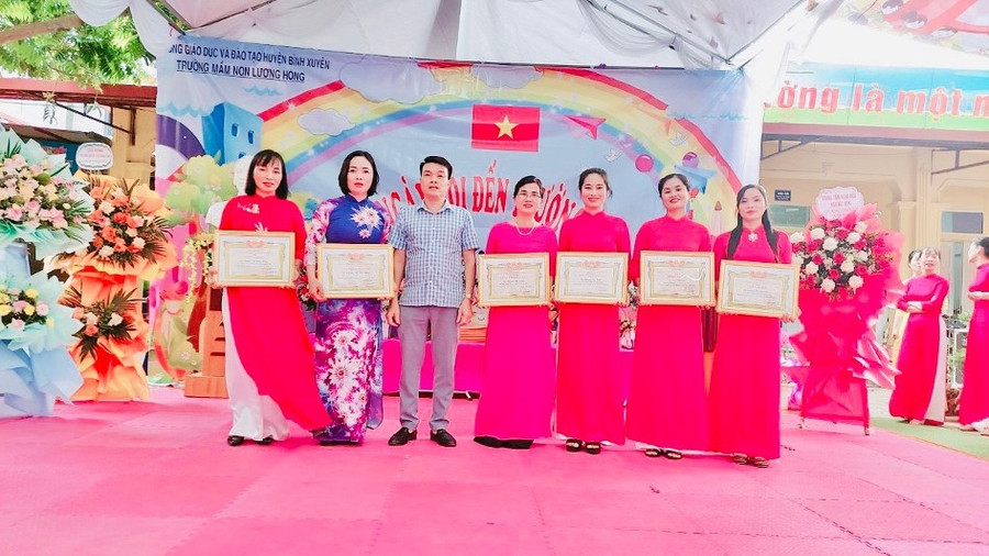 Cô Diện (thứ hai từ phải qua) nhận bằng khen. gv-1.jpg