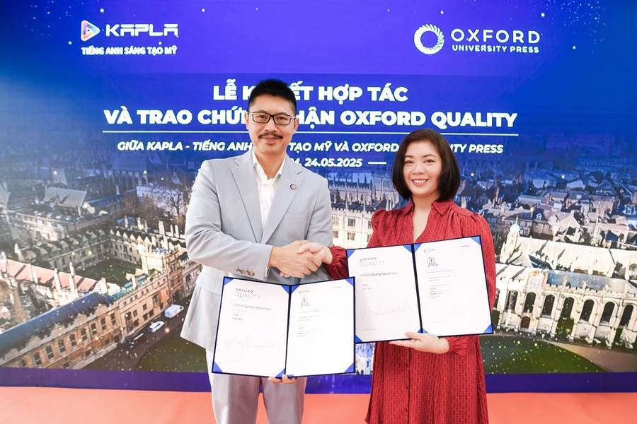 Ông Gerald Cai - Giám đốc Khu vực Châu Á, Bộ phận Giảng dạy tiếng Anh OUP và bà Lê Thị Kim Chi - CEO KAPLA – trao thỏa thuận hợp tác và chứng nhận Oxford Quality. oxford-university-press-1.jpg