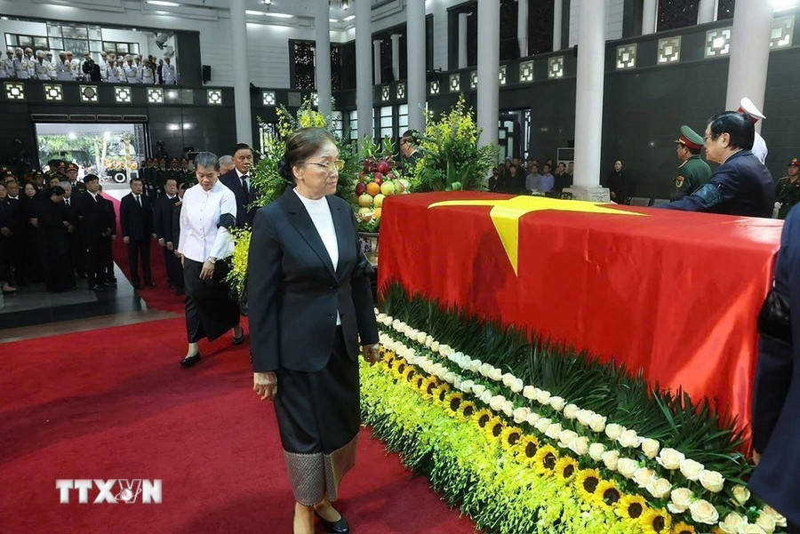 Phó Chủ tịch nước Lào Pany Yathotou đi quanh linh cữu lần cuối, tiễn biệt nguyên Chủ tịch nước Trần Đức Lương. Ảnh: TTXVN le-truy-dieu-16.jpg