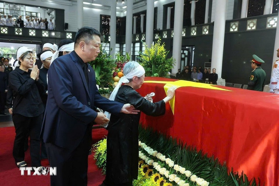Gia quyến đi vòng quanh linh cữu lần cuối, tiễn biệt nguyên Chủ tịch nước Trần Đức Lương. Ảnh: TTXVN le-truy-dieu-13.jpg