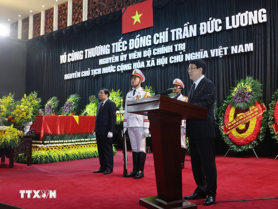 Ủy viên Bộ Chính trị, Chủ tịch nước Lương Cường, Trưởng Ban Lễ tang đọc Lời điếu. Ảnh: TTXVN le-truy-dieu-2.jpg