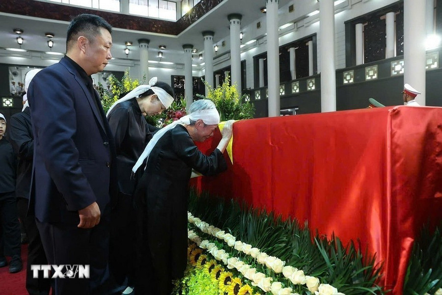 Gia quyến đi vòng quanh linh cữu lần cuối, tiễn biệt nguyên Chủ tịch nước Trần Đức Lương. Ảnh: TTXVN le-truy-dieu-14.jpg