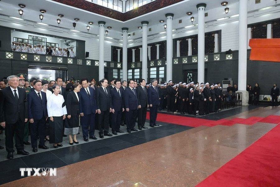 Tổng Bí thư Tô Lâm cùng các đồng chí Lãnh đạo, nguyên Lãnh đạo Đảng, Nhà nước dự Lễ truy điệu nguyên Chủ tịch nước Trần Đức Lương. Ảnh: TTXVN le-truy-dieu-6.jpg