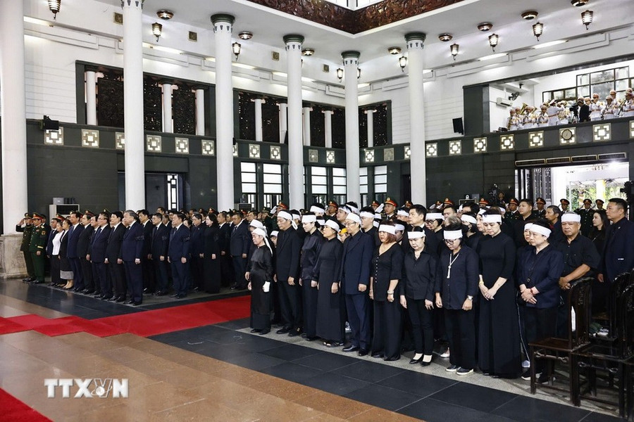 Tổng Bí thư Tô Lâm cùng các đồng chí Lãnh đạo, nguyên Lãnh đạo Đảng, Nhà nước dự Lễ truy điệu nguyên Chủ tịch nước Trần Đức Lương. Ảnh: TTXVN le-truy-dieu-7.jpg