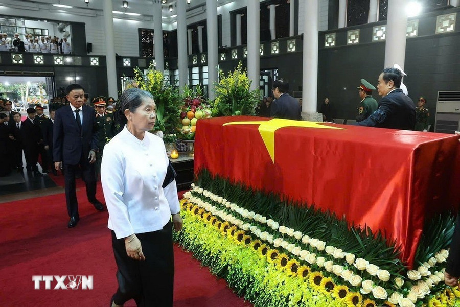 Phó Chủ tịch Đảng Nhân dân Campuchia, Chủ tịch Hội đồng quốc gia mặt trận đoàn kết phát triển Tổ quốc Campuchia, Chủ tịch Hội Hữu nghị Campuchia - Việt Nam Men Sam An đi quanh linh cữu lần cuối, tiễn biệt nguyên Chủ tịch nước Trần Đức Lương. Ảnh: TTXVN le-truy-dieu-17.jpg