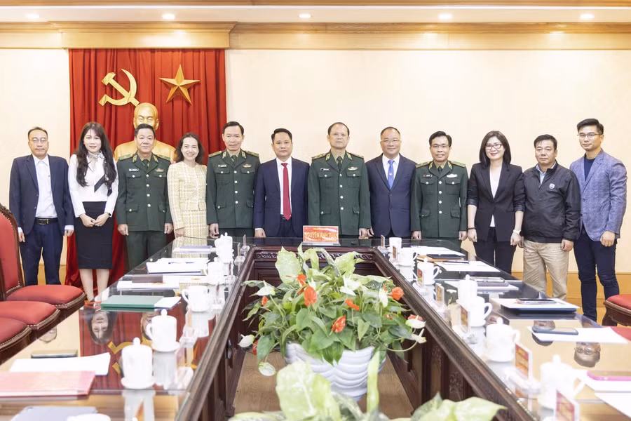 Các đại biểu chụp ảnh lưu niệm. Ảnh: Quang Vinh