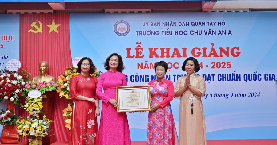 Hiệu trưởng Trường Tiểu học Chu Văn An A - cô Nguyễn Thị Huệ (thứ 2 bên trái) đón Bằng công nhận "Trường đạt chuẩn Quốc gia". Ảnh: Ngọc Nga