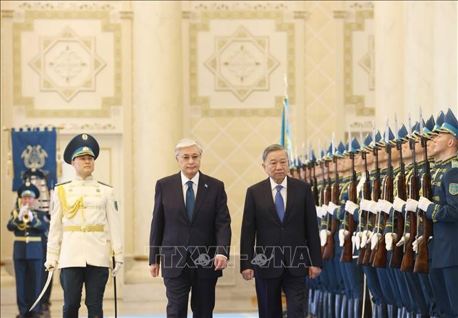 Tổng Bí thư Tô Lâm và Tổng thống Kazakhstan Kassym-Jomart Tokayev duyệt Đội danh dự tại Lễ đón. Ảnh: Thống Nhất/TTXVN Tổng Bí thư Tô Lâm và Tổng thống Kazakhstan Kassym-Jomart Tokayev duyệt Đội danh dự tại Lễ đón. Ảnh: Thống Nhất/TTXVN