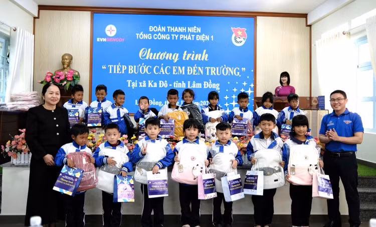 Đoàn Thanh niên EVNGENCO1 đã trao 133 phần quà cho học sinh bị ảnh hưởng do bão lũ tại xã Ka Đô, tỉnh Lâm Đồng.