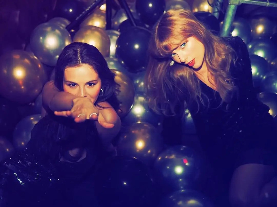 Taylor Swift xuất hiện với phong cách thời trang đậm chất thập niên 70, vui vẻ dự tiệc sinh nhật tuổi 33 của Selena Gomez. taylor-swift-1.jpg