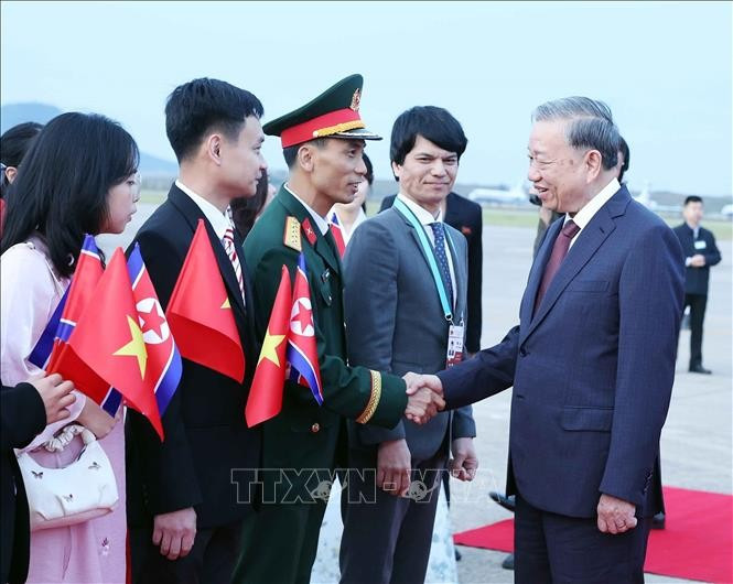 Cán bộ, nhân viên Đại sứ quán Việt Nam tại Triều Tiên đón Tổng Bí thư Tô Lâm tại Sân bay quốc tế Bình Nhưỡng. Ảnh: Thống Nhất/TTXVN Cán bộ, nhân viên Đại sứ quán Việt Nam tại Triều Tiên đón Tổng Bí thư Tô Lâm tại Sân bay quốc tế Bình Nhưỡng. Ảnh: Thống Nhất/TTXVN