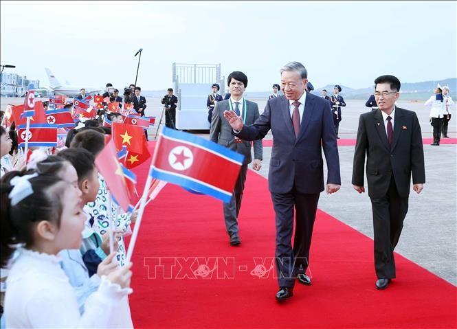 Thiếu nhi Triều Tiên vẫy cờ hai nước, chào đón Tổng Bí thư Tô Lâm tại Sân bay quốc tế Bình Nhưỡng. Ảnh: Thống Nhất/TTXVN Thiếu nhi Triều Tiên vẫy cờ hai nước, chào đón Tổng Bí thư Tô Lâm tại Sân bay quốc tế Bình Nhưỡng. Ảnh: Thống Nhất/TTXVN