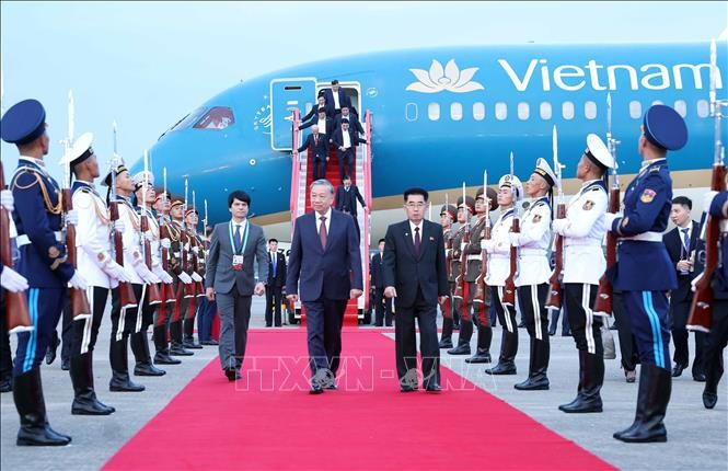 Lễ đón Tổng Bí thư Tô Lâm tại Sân bay quốc tế Bình Nhưỡng. Ảnh: Thống Nhất/TTXVN Lễ đón Tổng Bí thư Tô Lâm tại Sân bay quốc tế Bình Nhưỡng. Ảnh: Thống Nhất/TTXVN