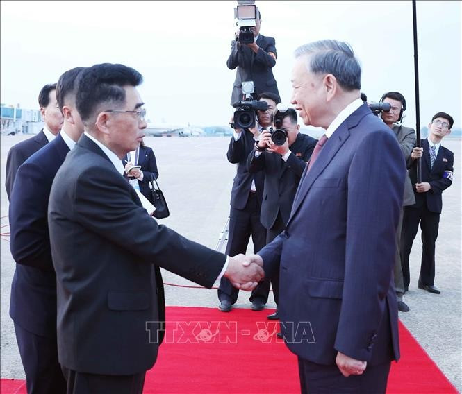 Ủy viên dự khuyết Bộ Chính trị, Ủy viên Quốc vụ, Trưởng ban Quốc tế Ban Chấp hành Trung ương Đảng Lao động Triều Tiên Kim Song Nam đón Tổng Bí thư Tô Lâm tại Sân bay quốc tế Bình Nhưỡng. Ảnh: Thống Nhất/TTXVN Ủy viên dự khuyết Bộ Chính trị, Ủy viên Quốc vụ, Trưởng ban Quốc tế Ban Chấp hành Trung ương Đảng Lao động Triều Tiên Kim Song Nam đón Tổng Bí thư Tô Lâm tại Sân bay quốc tế Bình Nhưỡng. Ảnh: Thống Nhất/TTXVN