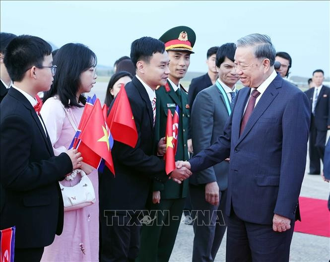 Cán bộ, nhân viên Đại sứ quán Việt Nam tại Triều Tiên đón Tổng Bí thư Tô Lâm tại Sân bay quốc tế Bình Nhưỡng. Ảnh: Thống Nhất/TTXVN Cán bộ, nhân viên Đại sứ quán Việt Nam tại Triều Tiên đón Tổng Bí thư Tô Lâm tại Sân bay quốc tế Bình Nhưỡng. Ảnh: Thống Nhất/TTXVN