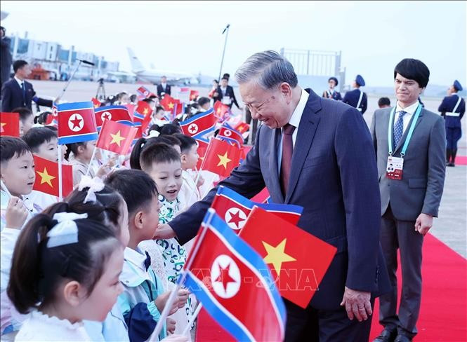 Thiếu nhi Triều Tiên chào đón Tổng Bí thư Tô Lâm tại Sân bay quốc tế Bình Nhưỡng. Ảnh: Thống Nhất/TTXVN Thiếu nhi Triều Tiên chào đón Tổng Bí thư Tô Lâm tại Sân bay quốc tế Bình Nhưỡng. Ảnh: Thống Nhất/TTXVN