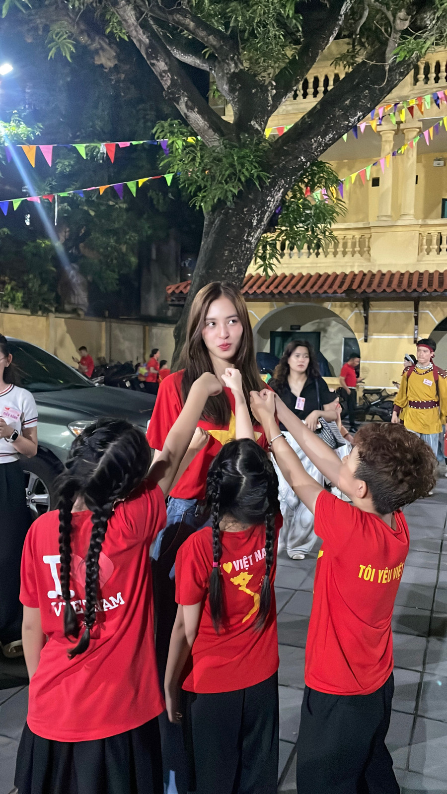 Hoa hậu Tiểu Vy nhận được nhiều tình cảm của các em nhỏ khi tham dự buổi sơ duyệt Lễ diễu binh, diễu hành mừng đại lễ A80. img-7871-1.jpg