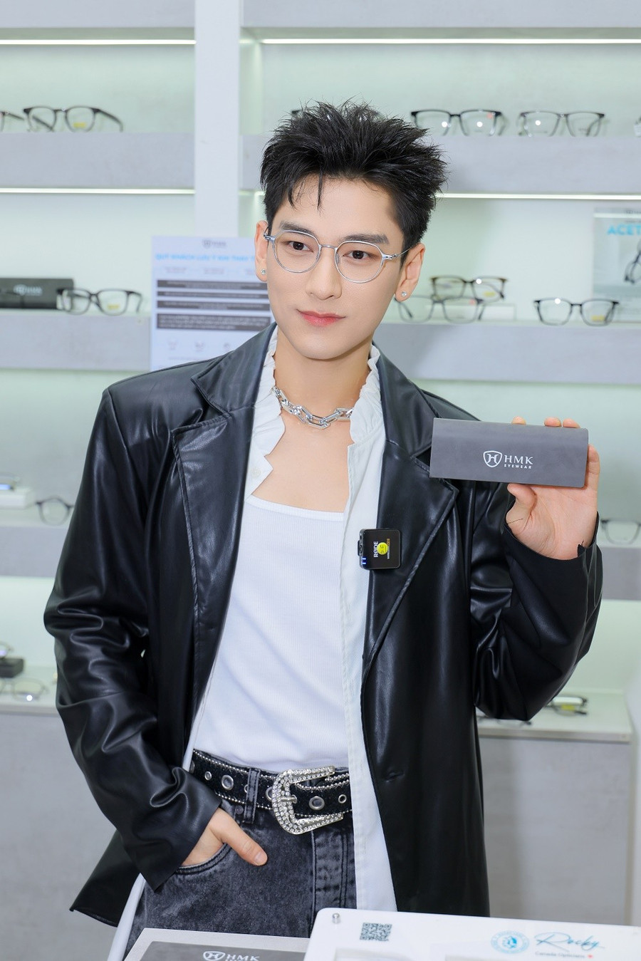 Nam ca sĩ diện outfit mang đầy màu sắc trẻ trung khi phối áo da đen, chiếc quần mang đi đúng với tinh thần của event. hmk-nguyentrai-247.jpg