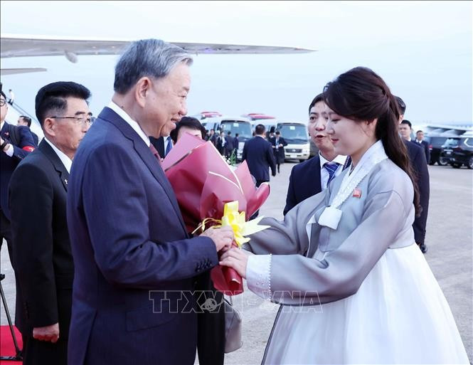 Thiếu nữ Triều Tiên tặng hoa Tổng Bí thư Tô Lâm tại Sân bay quốc tế Bình Nhưỡng. Ảnh: Thống Nhất/TTXVN Thiếu nữ Triều Tiên tặng hoa Tổng Bí thư Tô Lâm tại Sân bay quốc tế Bình Nhưỡng. Ảnh: Thống Nhất/TTXVN