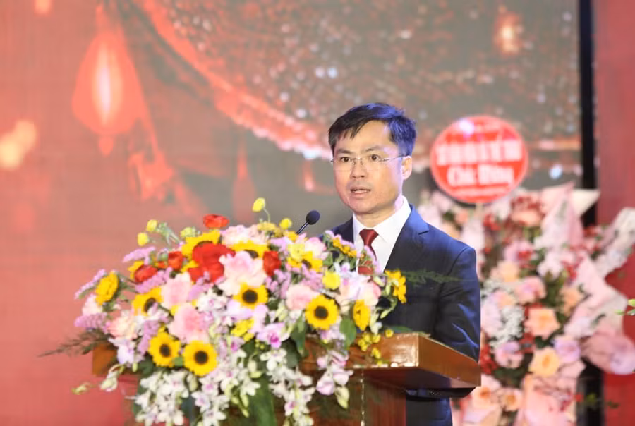 Chủ tịch UBND phường Nhật Tân Công Minh Tuấn phát biểu tại buổi lễ.