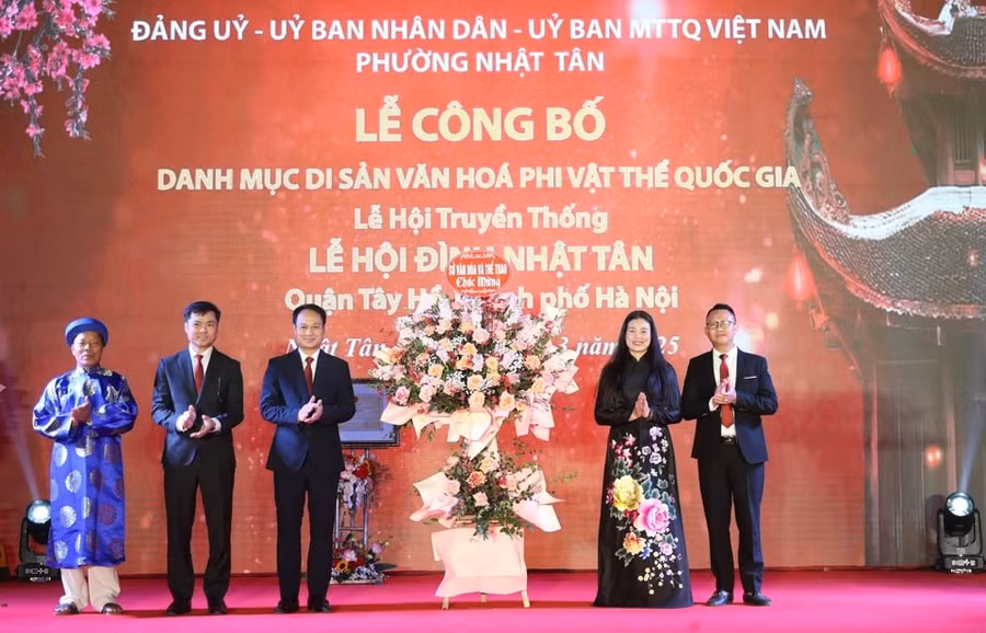 Giám đốc Sở VH&amp;TT Hà Nội Bạch Liên Hương tặng hoa chúc mừng.