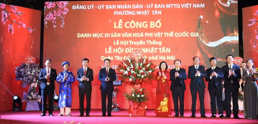 Lãnh đạo quận Tây Hồ tặng hoa chúc mừng phường Nhật Tân.