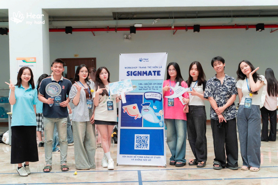 Gần 100 sinh viên các trường đại học tại Hà Nội tham gia hoạt động vẽ nón lá với người điếc. 972fee0d-5c7f-422b-a729-f0f6ff00e27f.jpg