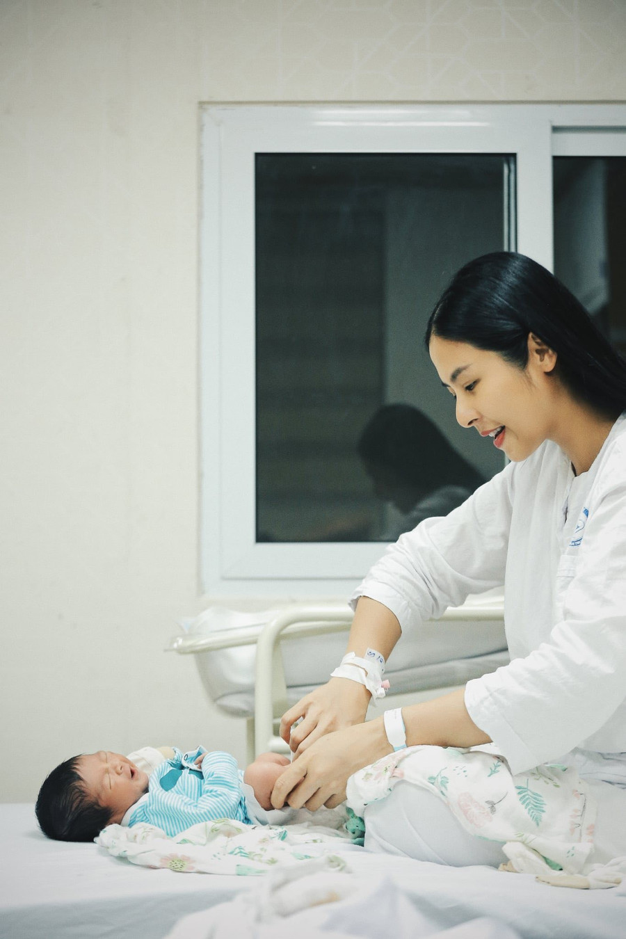 Niềm hạnh phúc của Ngọc Hân sau khi thiên thần nhỏ chào đời. ngoc-han-1.jpg