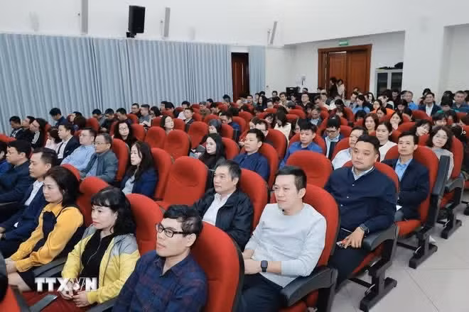 Đảng ủy TTXVN tổ chức các điểm cầu kết nối trực tuyến với điểm cầu Trung ương Hội nghị toàn quốc nghiên cứu, học tập, quán triệt và triển khai thực hiện Nghị quyết Đại hội XIV của Đảng. (Ảnh: Minh Quyết/TTXVN)