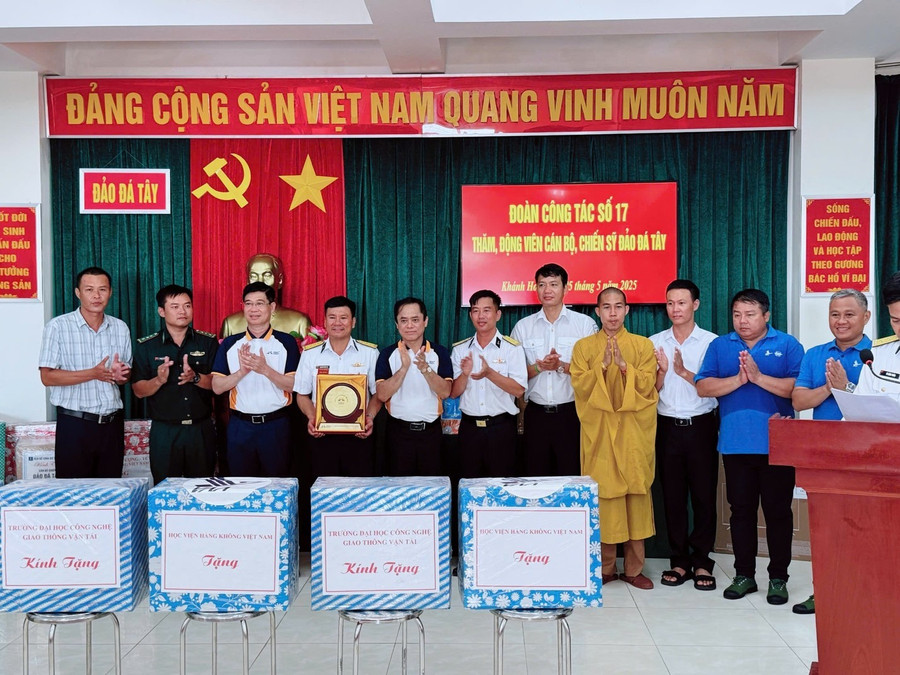 Đại diện Trường Đại học Công nghệ Giao thông Vận tải tới thăm và tặng quà quân, dân tại đảo Đá Tây. qua-3.jpg
