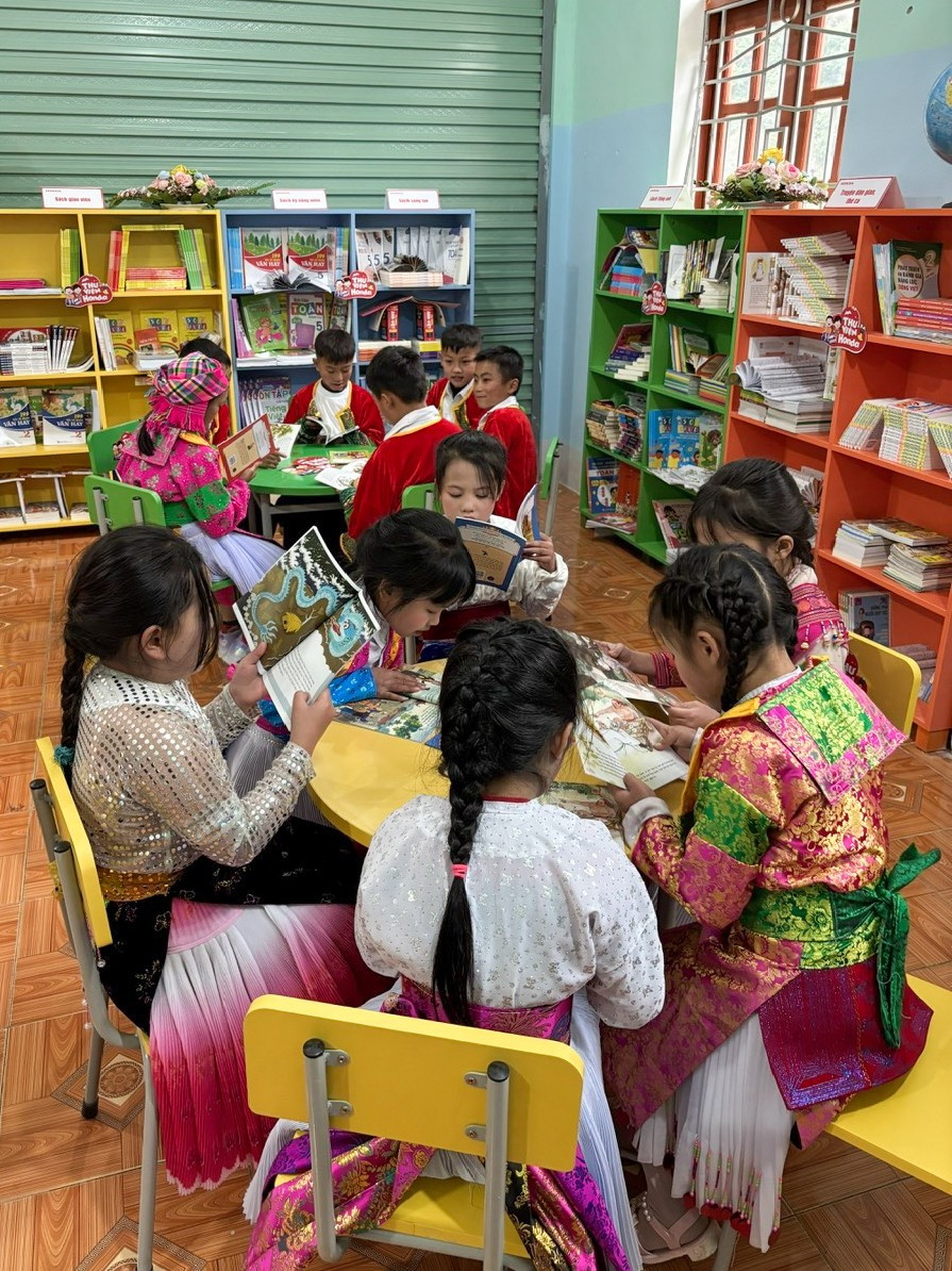 cac-em-hoc-sinh-truong-pho-thong-dan-toc-ban-tru-tieu-hoc-pa-vi-cham-chu-doc-sach-trong-thu-vien-hondajpg.jpg