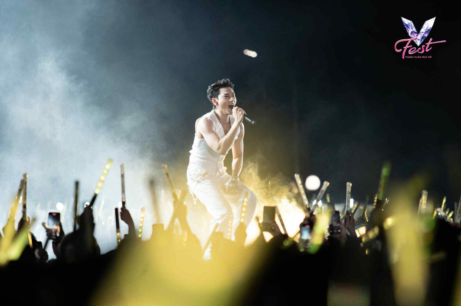 Nam ca sĩ Isaac. v-fest-3.jpg