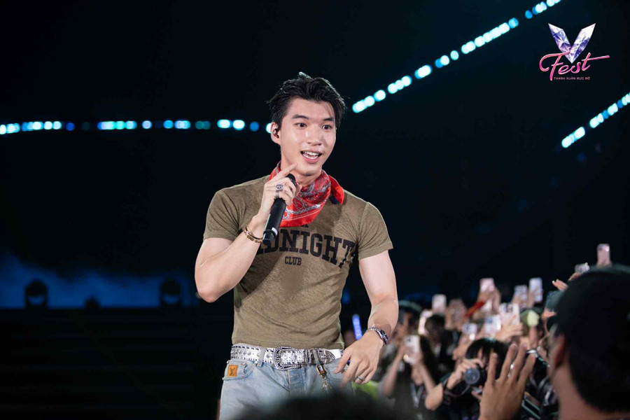 Nam ca sĩ HIEUTHUHAI. v-fest-6.jpg