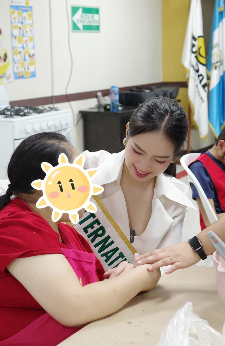 Hoa hậu Thanh Thủy học ngôn ngữ ký hiệu, làm bánh cùng trẻ em khuyết tật