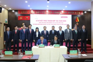 Ông Hoàng Minh Ngọc - Phó Tổng Giám đốc Agribank và ông Phạm Văn Hỏi Em - Phó Tổng Giám đốc VRG ký kết Thỏa thuận hợp tác toàn diện