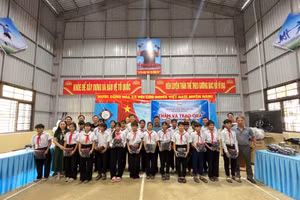 Công đoàn VDB - VCN Đà Nẵng thăm và tặng quà học sinh xã Trà Vân, TP Đà Nẵng