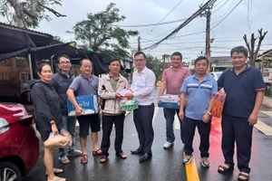 VDB Gia Lai thăm hỏi, hỗ trợ NLĐ và cán bộ hưu trí bị ảnh hưởng bởi bão số 13