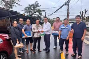 VDB Gia Lai thăm hỏi, hỗ trợ NLĐ và cán bộ hưu trí bị ảnh hưởng bởi bão số 13