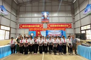 Công đoàn VDB - VCN Đà Nẵng thăm và tặng quà học sinh xã Trà Vân, TP Đà Nẵng